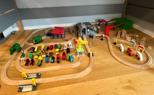 Große holzeisenbahn mit viel - holzeisenbahn,